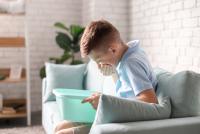 Chiar trebuie să-i dai zahăr unui copil ca să nu mai vomite? Medic pediatru: „Cea mai bună opțiune este asta!” / FOTO: freepik.com @rosecreative13