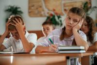 „Copiii nu mai au timp”. Avertismentul psihologului Daniela Gavankar despre epuizarea generației de azi: „În felul ăsta îi pierdem” / FOTO: freepik.com @standret