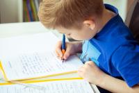 „Creierul copilului în școala primară se află într-un stadiu în care încă mai face 25%-30% eroare pe pagină chiar dacă el știe”. Oana Moraru explică de ce elevul din primar greșește, chiar dacă știe / FOTO: freepik.com @EyeEm