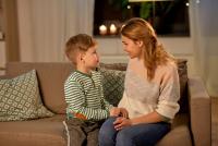 „E bine ce fac?” Ce înseamnă că copilul tău caută mereu aprobarea ta, potrivit psihologiei / foto: freepik.com@syda_productions