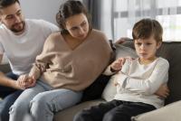 „Este în regulă ca ai tăi copii să-ți răspundă”, spune un specialist în parenting. Iată cum îi poți crește ca să își susțină punctul de vedere cu respect! / FOTO: freepik.com @freepik
