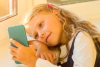 „Este inutil ca părinții să ceară scoaterea telefoanelor din școli dacă permit utilizarea lor acasă”, avertizează experții în sănătate digitală și educație / FOTO: freepik.com @vh-studio