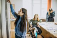 În licee se întorc gramatica și aritmetica! Profesorii primesc și alte recomandări de la minister de tipul: „Extragem ADN-ul dintr-o banană” sau „Facem baterii din lămâie” / FOTO: freepik.com @senivpetro