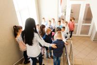 Incident grav la o unitate de învățământ din Cluj: Un elev de 9 ani a disclocat umărul unei învăţătoare, a lovit-o pe directoarea adjunctă cu capul în nas şi a muşcat mâna psihologului / FOTO ILUSTRATIV: freepik.com @oksix