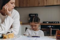 Cum rup notele și exigența relația cu copilul tău. Daniela Gavankar: „Grija lui nu este doar școala! Are multe alte probleme pe care părinții trebuie să le înțeleagă” / FOTO: freepik.com @Halinskyi Maksym