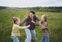 Expert în neuroeducație: „Ceea ce îmbogățește cu adevărat un copil este legătura cu persoana care se joacă alături de el!” / FOTO: freepik.com @vickyantre