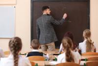 Modificări importante în Legea învățământului preuniversitar: Cadrele didactice și personalul auxiliar pot fi detașate în Ministerul Educației și la structurile locale / FOTO: freepik.com @pixel-shot.com