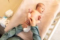 Părinții ar trebui să ceară „consimțământul” bebelușilor înainte de a le schimba scutecul, spun experții / foto: freepik.com@pvproductions