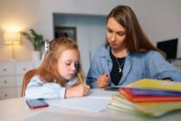 Psiholog educațional, despre teme: „Îi poți sprijini pe copii în acest proces de consolidare a autonomiei lor, dar nu ar trebui să faci temele în locul lor!” / FOTO: freepik.com @andrewminsk123