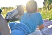 Un băiat de 14 ani îți pierde viața după o provocare TikTok. Trendul „surfing pe saltea” îngrijorează părinții / FOTO ILUSTRATIV: freepik.com @aleksandrbs