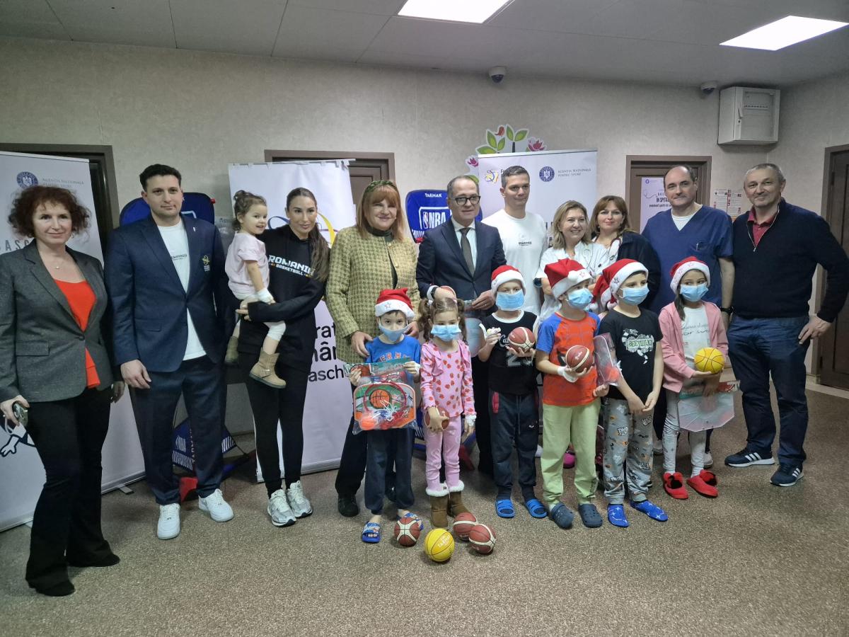 Baschet în Spitale. Carmen Tocală și Bogdan Matei, alături de copiii internați la „Grigore Alexandrescu”
