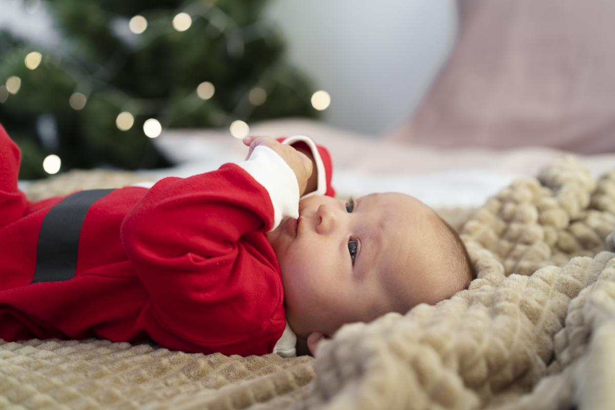 Bebeluș de Crăciun: Ce detaliu specific al nașterii sale îi influențează înălțimea și pubertatea / FOTO: freepik.com @freepik