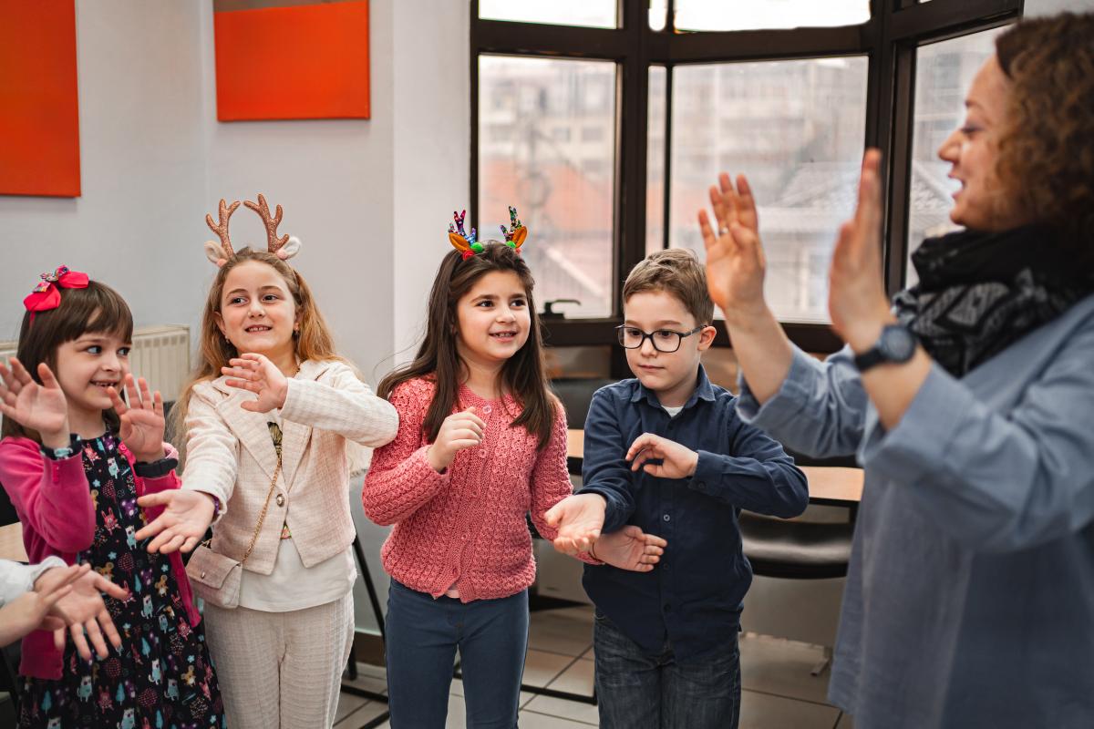 Cadouri de Crăciun pentru profesori: da sau nu? Terapeută: „Putem muta accentul de la «ceea ce face grupul» la «ceea ce are nevoie copilul meu pentru a construi o relație cu dascălul»” / FOTO: freepik.com @Magic by Jelena