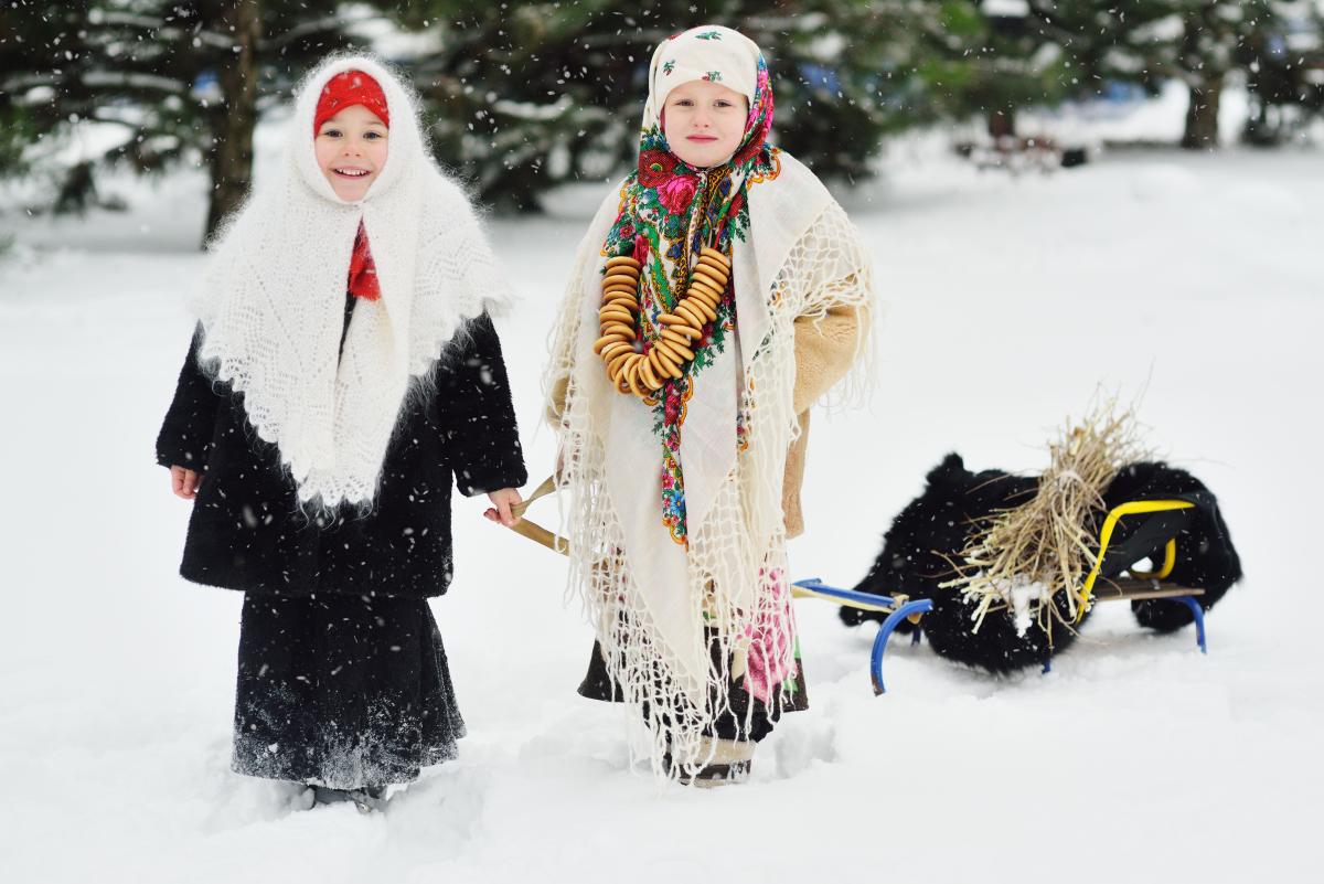 Colindatul, una dintre cele mai vechi și mai prețuite tradiții românești. De sute de ani, în ziua de Ajun, vocile colindătorilor se aud / FOTO: freepik.com @kalinovskiy