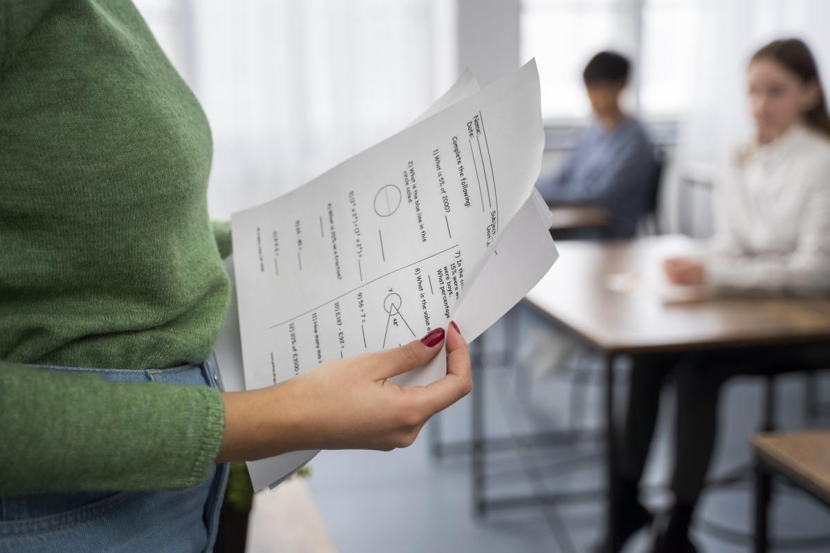 Cumulul pensie - salariu nu este interzis în educaţie. Anunțul lui Daniel David „Am solicitat acest lucru încă din vara anului 2025” / FOTO ILUSTRATIV: freepik.com @freepik