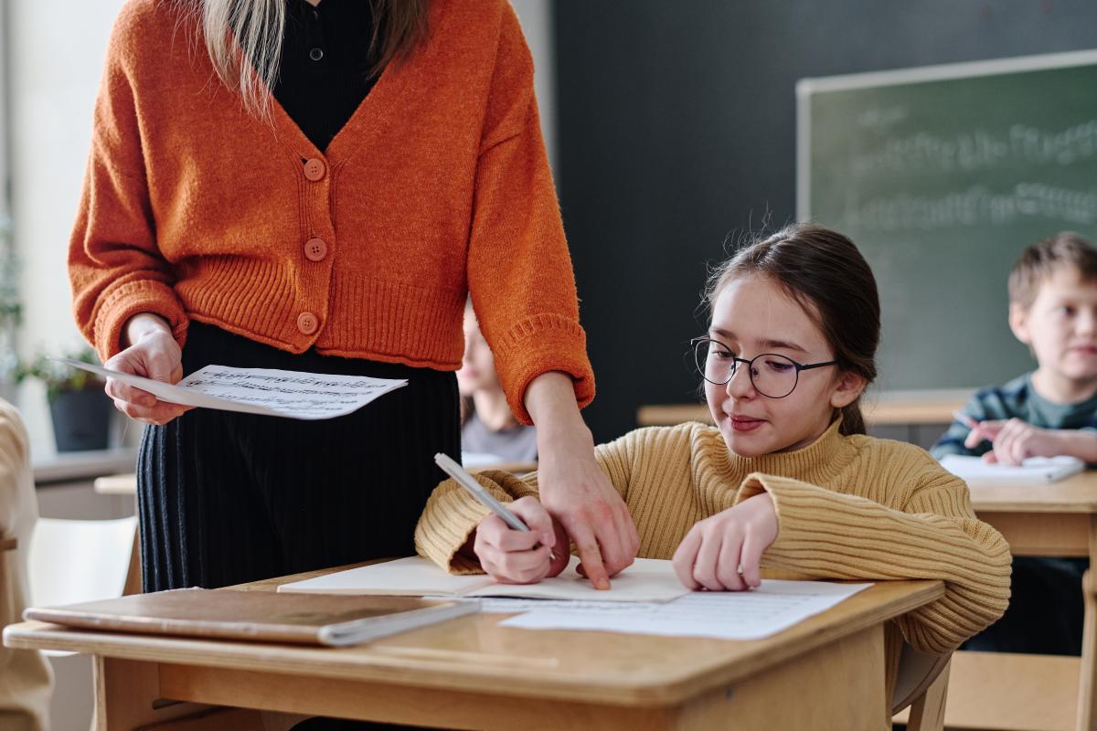 Daniel David, mesaj pentru profesori privind temele elevilor: „Trebuie să înțeleagă! E ciudat să fie reglementat modul în care trebuie respectată o reglementare” / FOTO ILUSTRATIV: freepik.com @Anna Tolipova