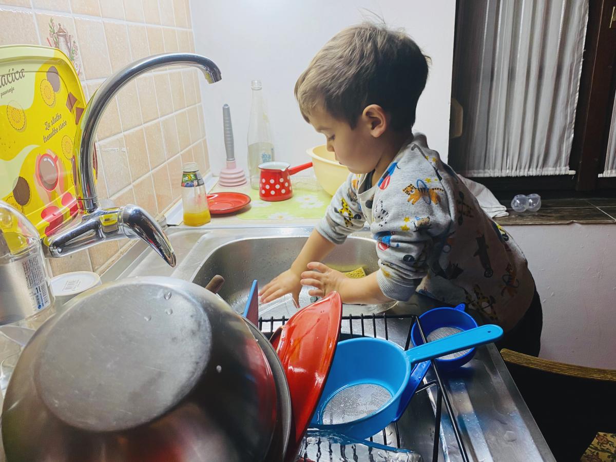 La ce vârstă poate un copil să înceapă să ajute prin casă? Psiholog: „Scopul nu este să transformi copilul într-un mic adult” / FOTO: freepik.com @EyeEm