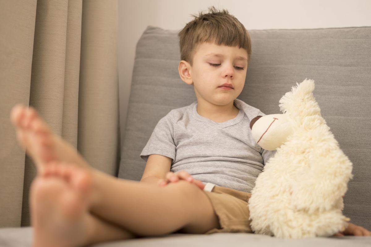 Miozita infantilă. Pediatru: „Simptomele pot copia boli neurologice, autoimune sau infecțioase grave și pot crea panică în rândul părinților” / FOTO ILUSTRATIV: freepik.com @freepik