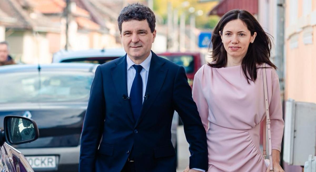 Mirabela Grădinaru, partenera președintelui Nicușor Dan, despre anii studenției: „Salariul unui profesor nu mi-ar fi permis să-mi plătesc chiria în București” / foto: Facebook@ Nicușor Dan