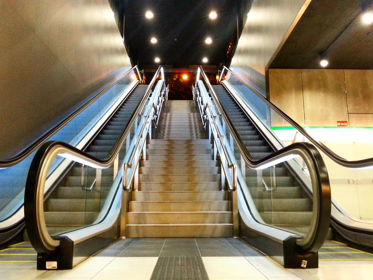 O femeie din Londra riscă o amendă uriașă, după ce ar fi mers „în sens invers” pe o scară rulantă de la metrou / foto: freepik.com@eyeem