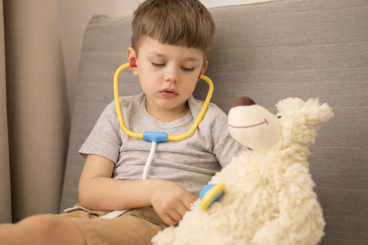 Pneumonia la copii. Semnele timpurii la care părinții trebuie să fie atenți, potrivit unui medic pediatru / FOTO: freepik.com @freepik