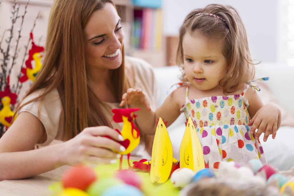 Prea multă iubire arătată copiilor dăunează. Urania Cremene: „E cu cele mai bune intenții, dar e prea multă, exagerată” / foto: freepik.com@gpointstudio