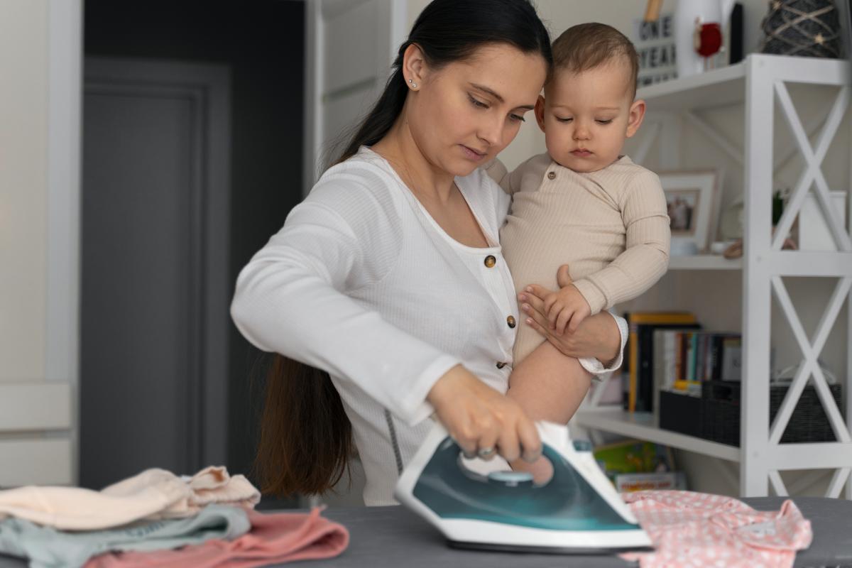 Trebuie să calci hainele bebelușului ca să le dezinfectezi? Ce arată un studiu / foto: freepik.com@freepik