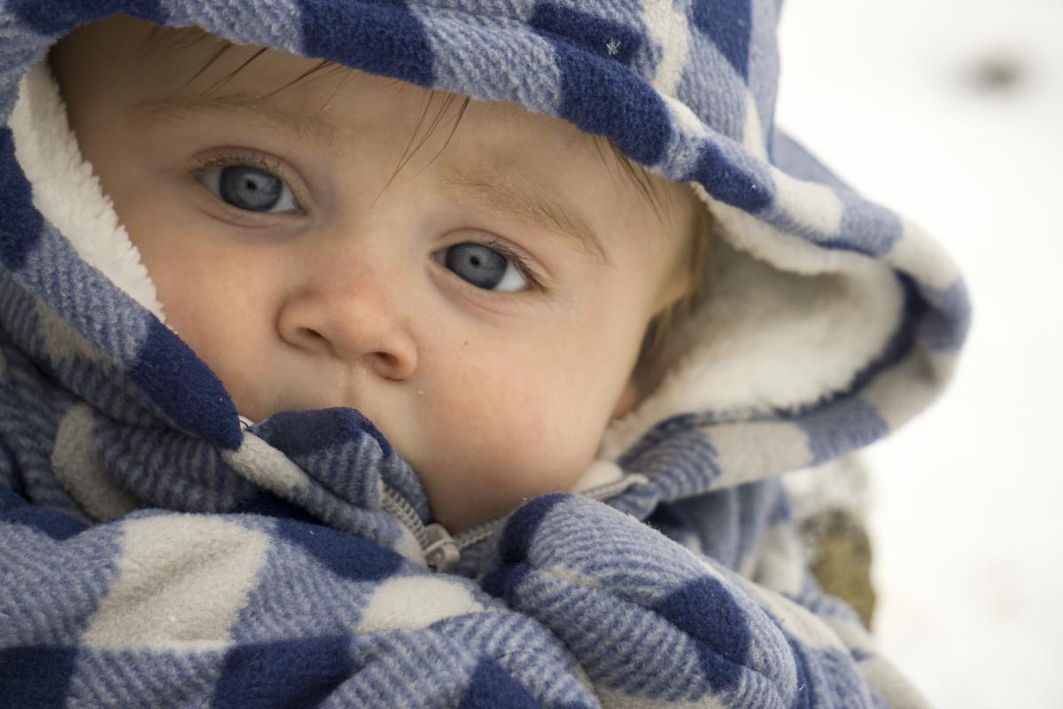 Trucul suprem pentru a ști dacă bebelușului tău îi este frig, potrivit unui pediatru / FOTO: freepik.com @EyeEm