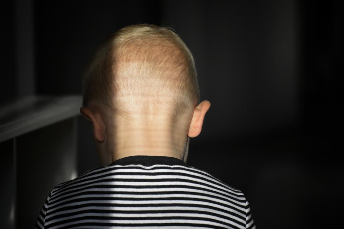 Un copil de opt ani este ras în cap, drept pedeapsă, de educatorii dintr-un centru de plasament. Scena a fost filmată și distribuită / FOTO ILUSTRATIV: freepik.com @EyeEm