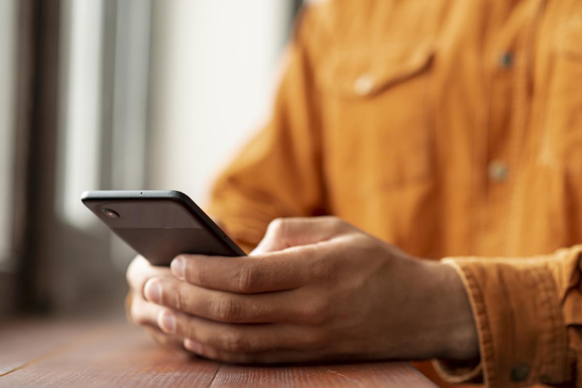 Un tânăr a primit peste 100 de mesaje în 20 de minute, iar apoi a murit. Caz incredibil! / foto: freepik.com@freepik