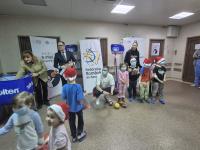  Baschet în Spitale. „Nu a fost ușor să-i văd cu branula și cu mingea în mână”. Carmen Tocală și Bogdan Matei au adus zâmbete pe chipurile copiilor internați la Grigore Alexandrescu / VIDEO