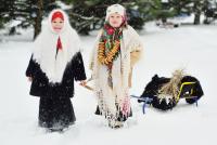 Colindatul, una dintre cele mai vechi și mai prețuite tradiții românești. De sute de ani, în ziua de Ajun, vocile colindătorilor se aud / FOTO: freepik.com @kalinovskiy