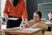 Daniel David, mesaj pentru profesori privind temele elevilor: „Trebuie să înțeleagă! E ciudat să fie reglementat modul în care trebuie respectată o reglementare” / FOTO ILUSTRATIV: freepik.com @Anna Tolipova