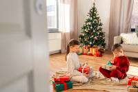 „Atenție la cadoul otrăvit!” Avertismentul ferm al dr. Mihai Craiu pentru părinți, înainte de Crăciun: „Înainte de 12 ani e otravă curată!” / FOTO: freepik.com @syda_productions