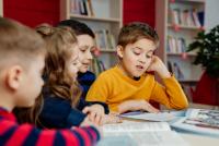Exercițiul care ajută copiii să citească și să înțeleagă ceea ce citesc. Oana Moraru: „E vital în clasa I! Învățătoarele ratează aceste etape” / FOTO: freepik.com @kristina-igumnova 
