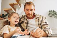 „Folosește aceste cinci afirmații când îți înveți copilul despre bani. Sunt mult mai eficiente decât lecțiile plictisitoare”, spune un tată milionar / FOTO ILUSTRATIV: freepik.com @TriangleProd