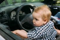 Gest inconștient: O femeie a fost prinsă scriind pe telefon, în timp ce copilul ei de un an ținea volanul / foto: freepik.com@eyeem