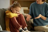 Modurile crude pe care un părinte narcisic le folosește ca să își trateze copilul. Expert: „Bombardamentul constant de manipulare, critică și umilire erodează sentimentul de valoare” / FOTO: freepik.com @mediaphotos