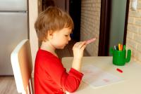 Oana Moraru: „Un bun predictor pentru succesul școlar este desenul la 5-6 ani. Analfabetismul funcțional a crescut direct proporțional cu numărul copiilor care refuză sau nu pot să deseneze” / FOTO: freepik.com @SixtyNine