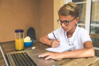 Toți elevii își fac temele cu ChatGPT. O profesoară de limba și literatura română, despre noua programă școlară / foto: freepik.com@eyeem