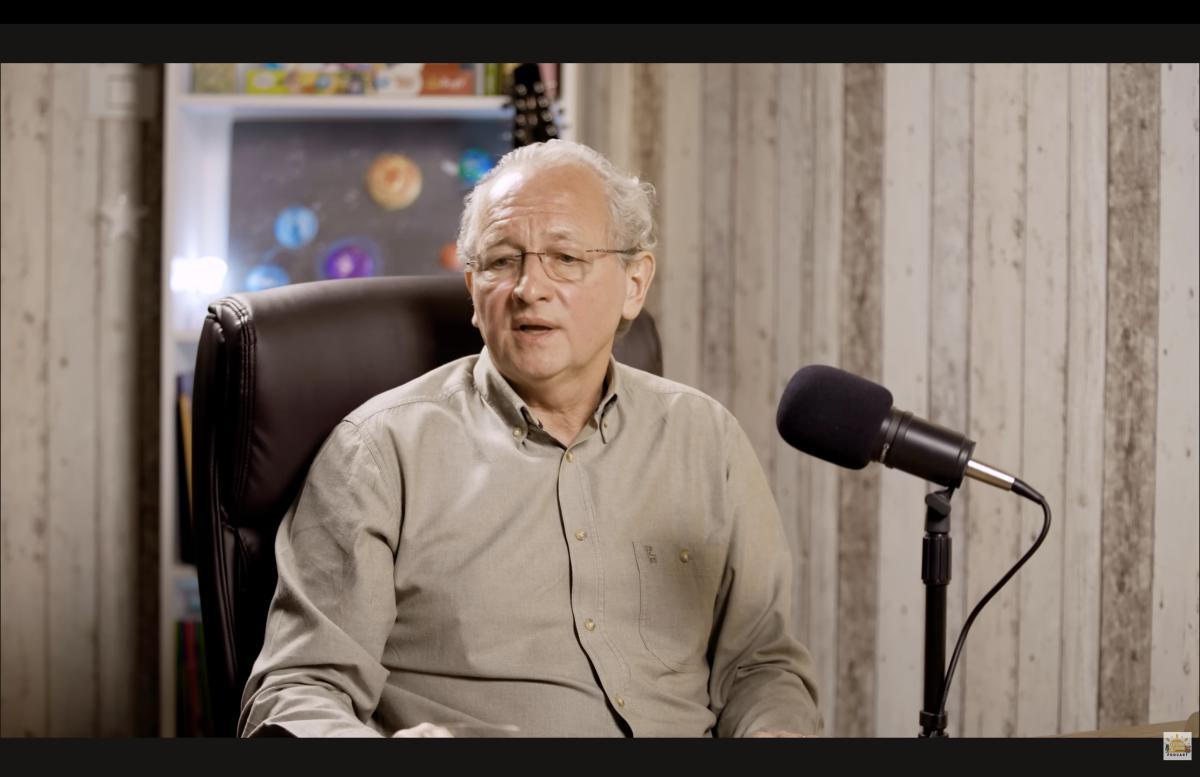 Ce reprezintă notele pentru copil. Dan Puric: „Omul ăsta învață, omul ăsta este competent! Tu de ce ești leneș?. Trebuie făcută distincție” / foto: captură video@Celebru și Părinte