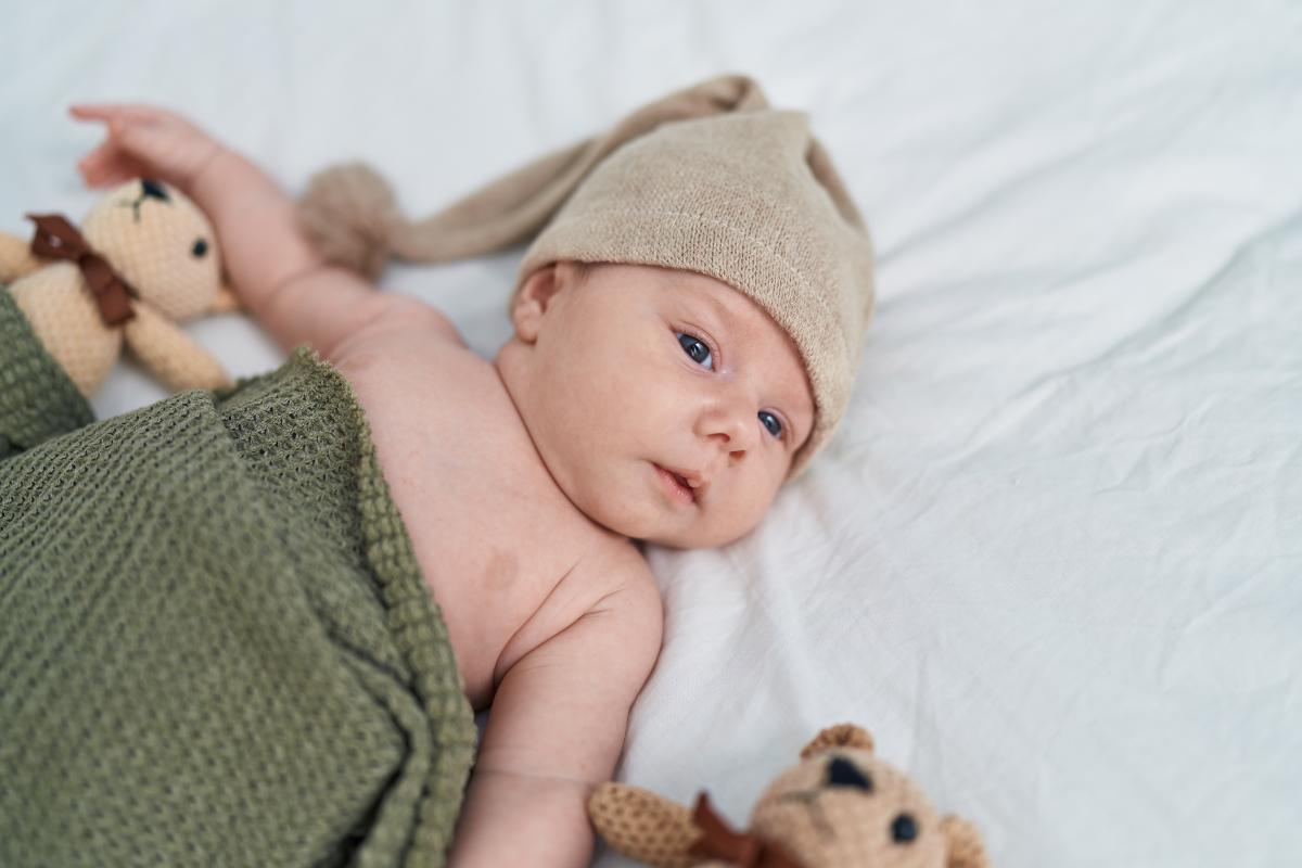 Ce trebuie să știe părinții despre primele zile cu bebelușul acasă. „La început bebelușul doarme mai mult, mănâncă mai puțin” / foto: freepik.com@Krakenimages.com