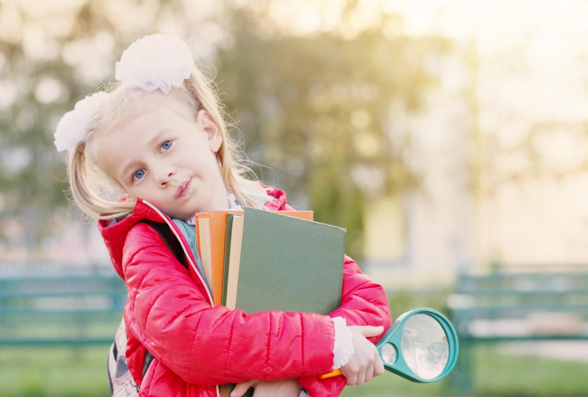 Gata vacanța! Elevii se întorc la cursuri. Învățătoarea Alina Gava: „Chiar dacă am cam bombănit cu toții că începem așa, fără rost, într-o zi de joi, totuși nu e chiar rău” / FOTO: freepik.com @mayakruchankova