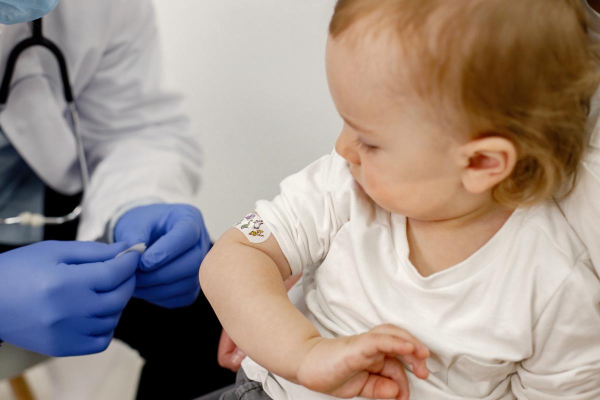 Mai puține vaccinuri recomandate copiilor în SUA. Avertismentul medicilor / foto: freepik.com@prostooleh