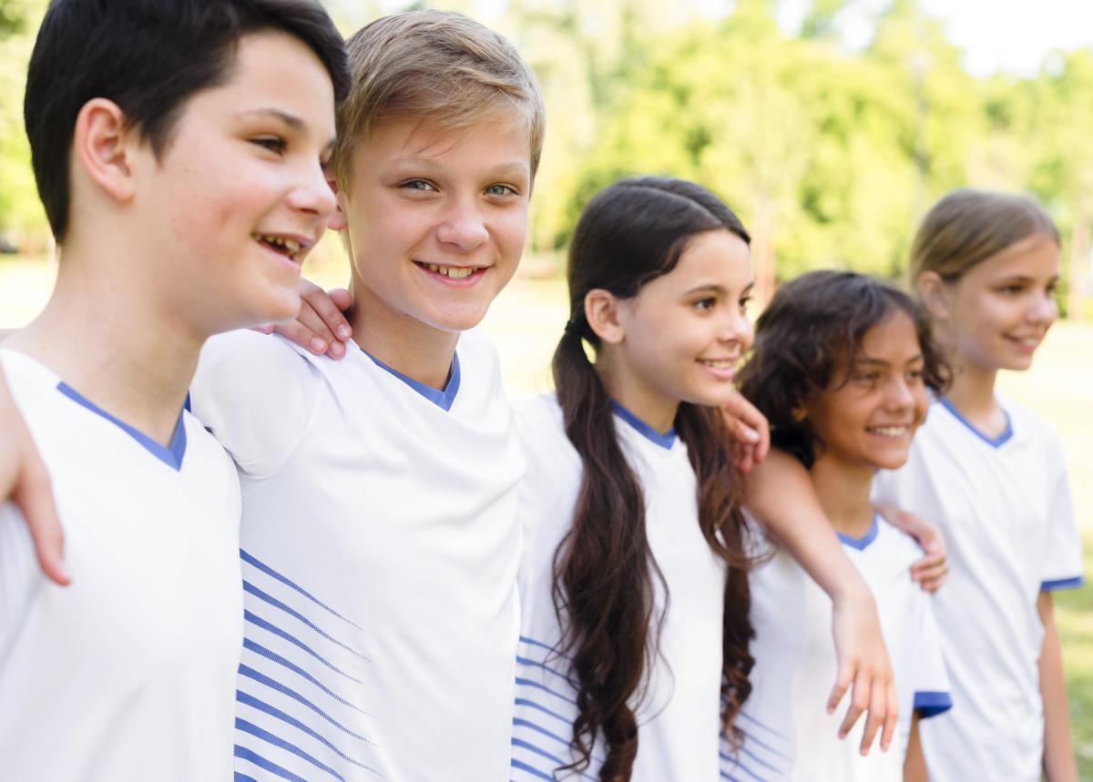 Ministerul Educaţiei şi Cercetării și Ministerul Sănătăţii vor face programe de educaţie pentru sănătate și alimentaţie corectă pentru copii / FOTO: freepik.com @freepik