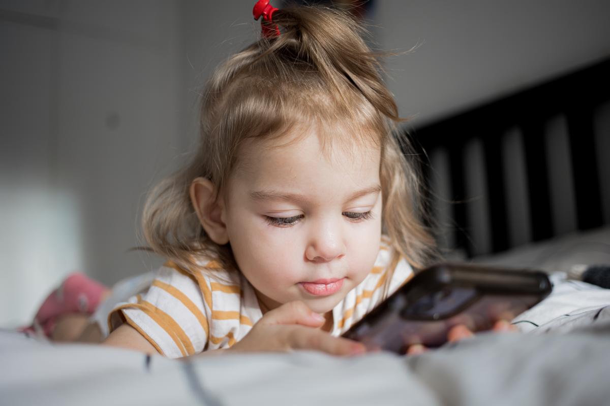 Neuroștiința spune ce se întâmplă cu copiii ai căror părinți devin stricți cu timpul petrecut în fața ecranelor / FOTO: freepik.com @EyeEm