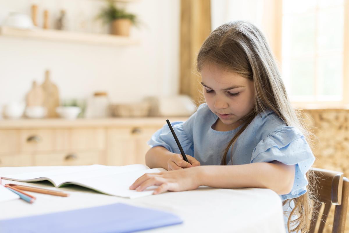 Primii ani de școală sunt decisivi pentru scris, citit și socotit. Oana Moraru: „Acestea își au fereastra de oportunitate în primii de viață” / foto: freepik.com@freepik