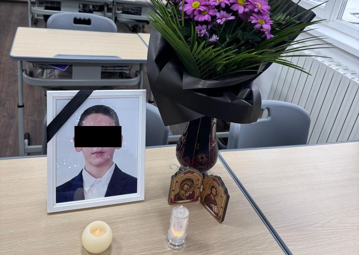 „Școala a început fără tine, Matei. Banca ta a rămas goală!” Mesajul sfâșietor al dirigintei băiatului ce a sfârșit în albia râului Bistrița. Colegii au păstrat un moment de reculegere / FOTO: Facebook Radio Dorna