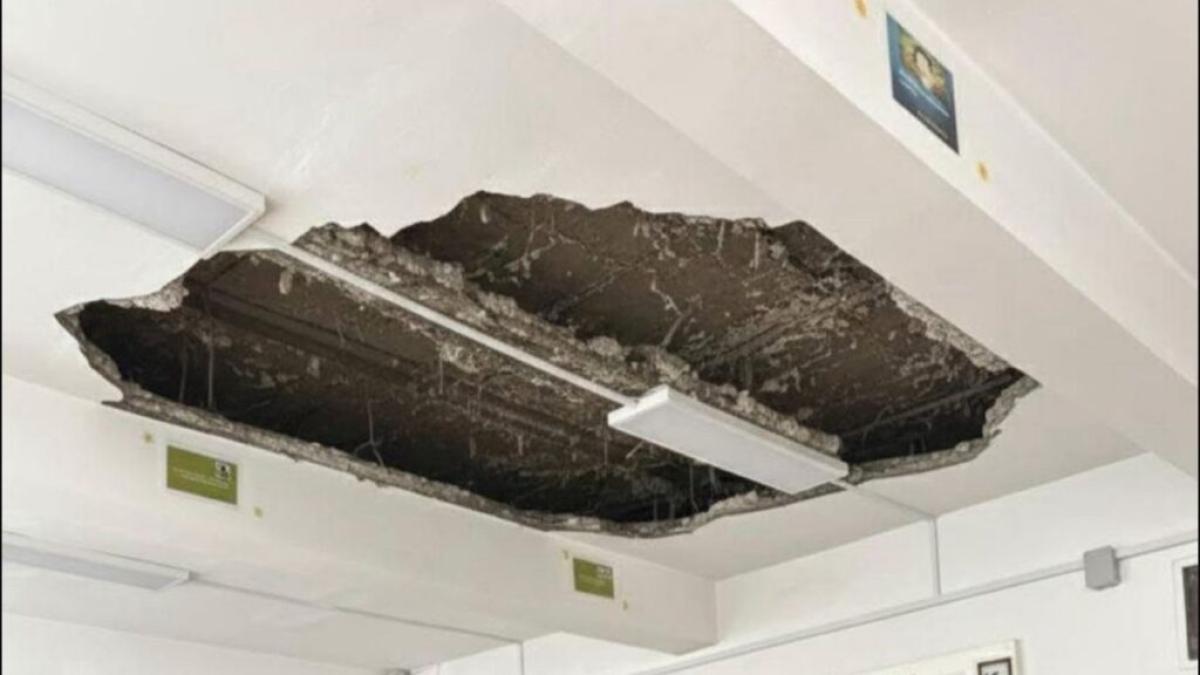 Tavanul unei săli de clasă s-a prăbușit. Directoarea: „Nu mai sunt organizate ore acolo” / foto: ziarul de Iași
