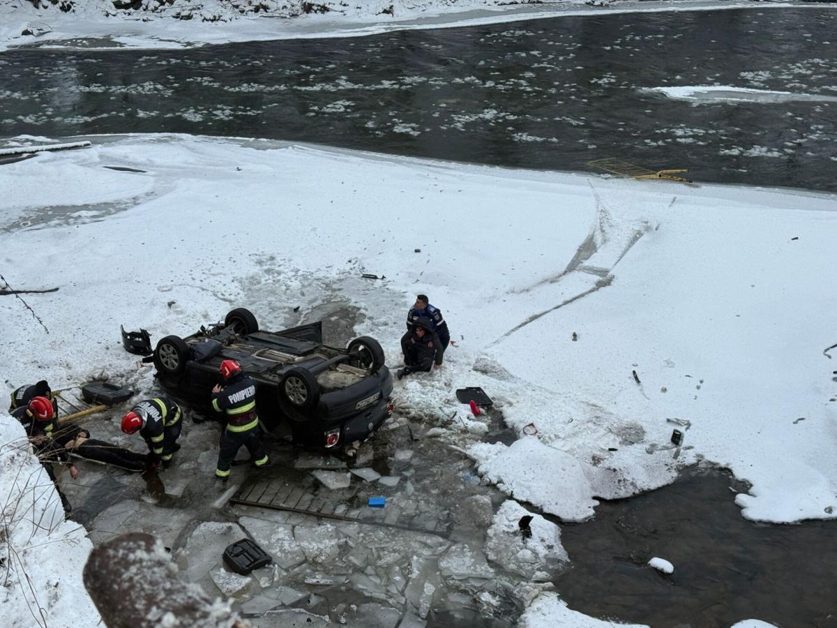 Unul dintre cei cinci copii din mașina condusă de mama lor a murit, după ce autoturismul a căzut în râul Bistrița. Avea 14 ani / foto:Monitorul de Suceava